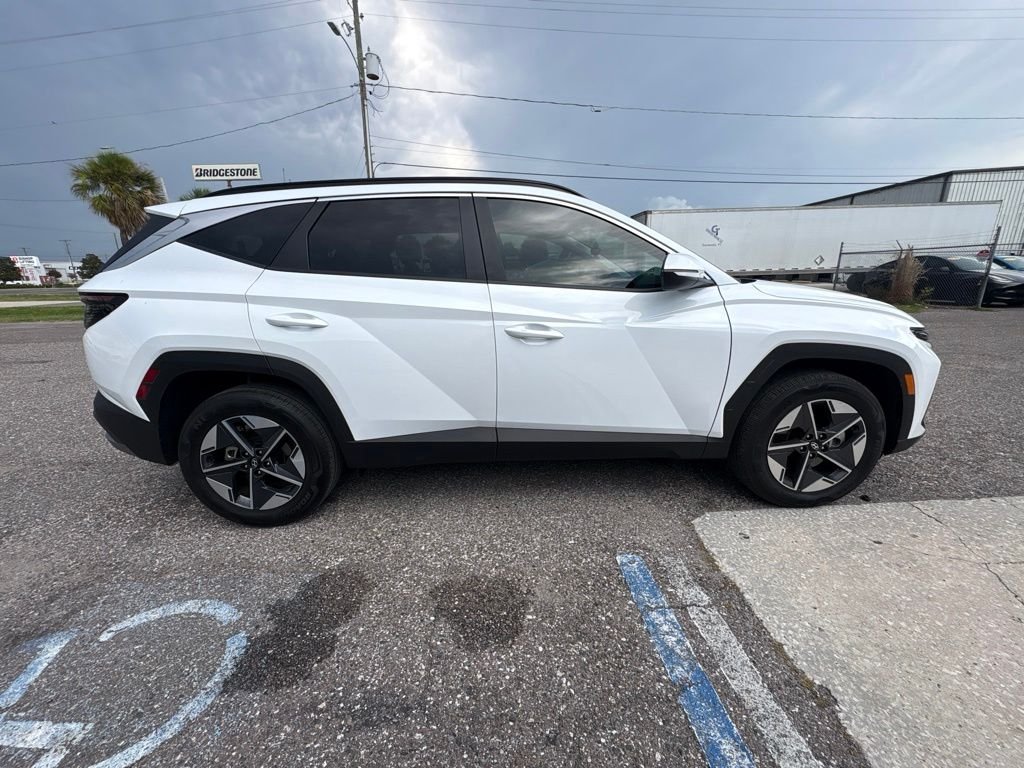 Used 2025 White Hyundai SEL Convenience image 2