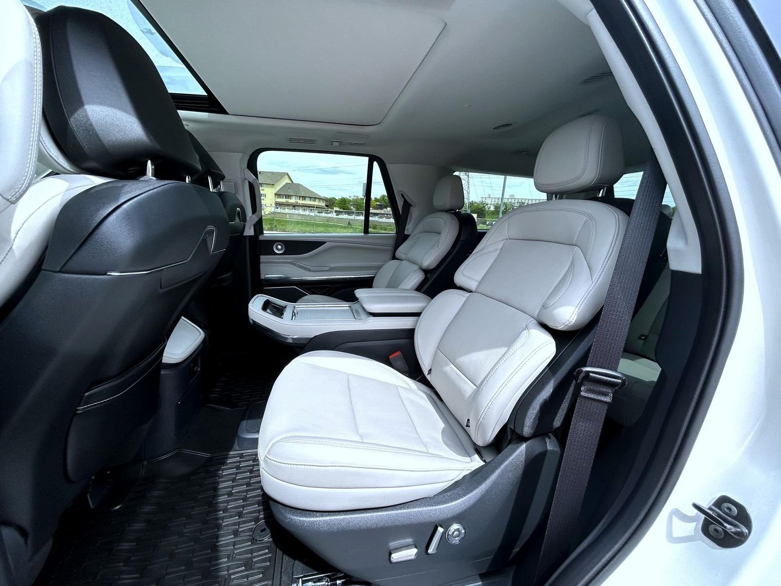 Used 2025 White Lincoln Reserve image 20