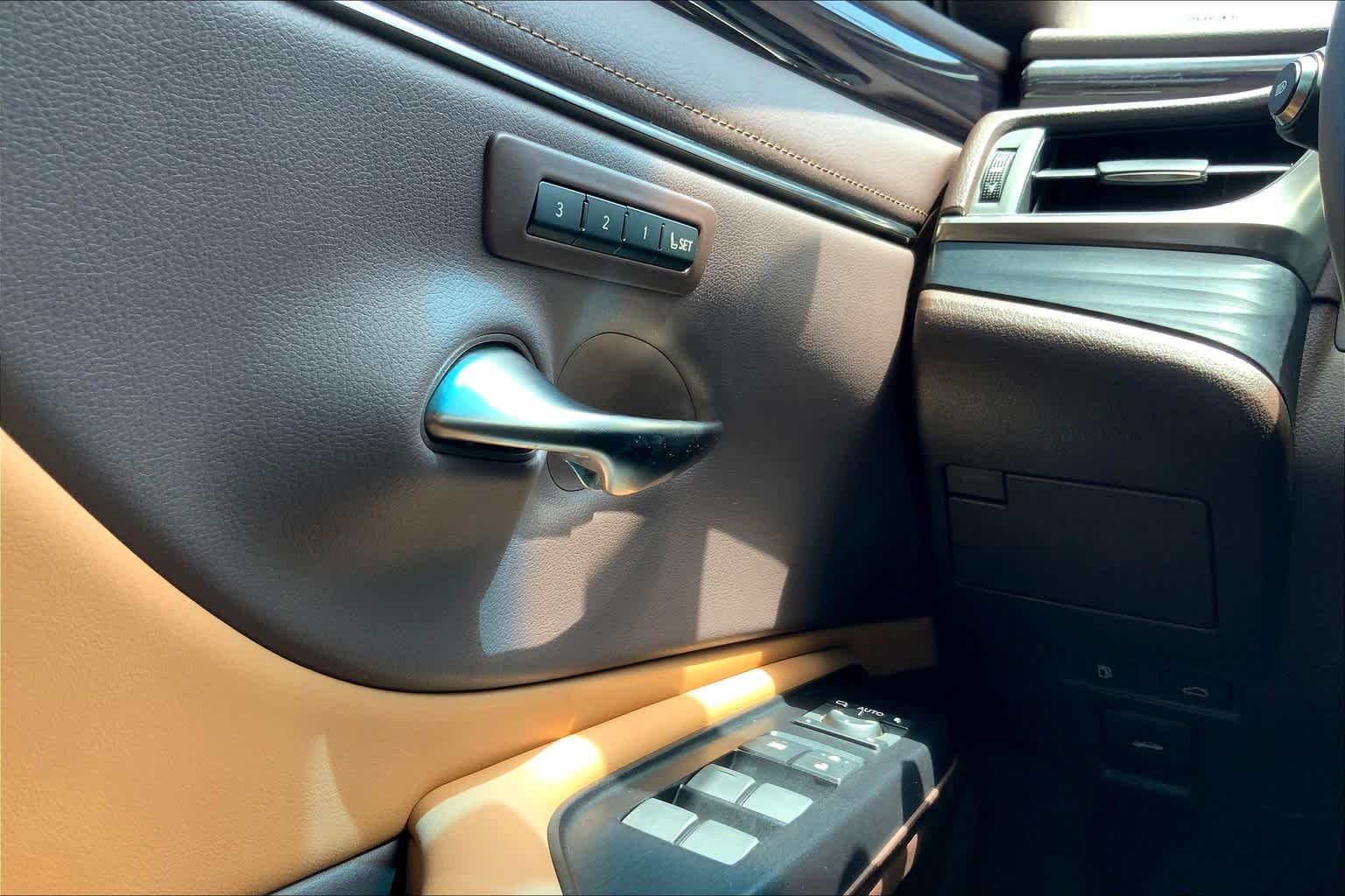 Used 2020 Eminent White Pearl Lexus  image 35