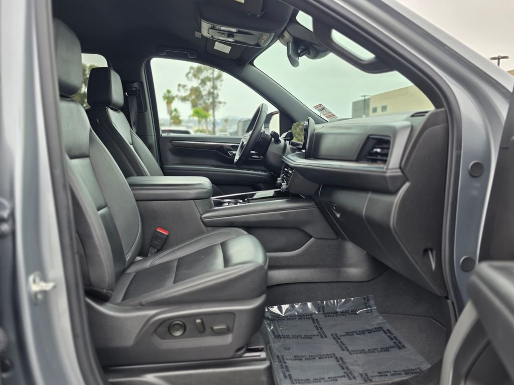 2025 Chevrolet Suburban Z71 - Photo 10