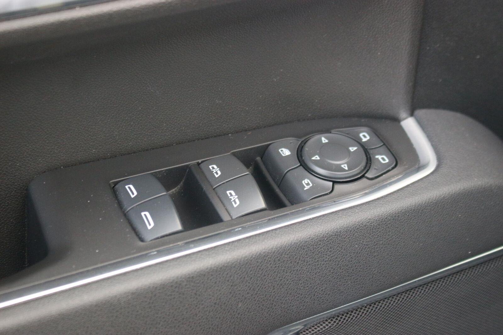 Used 2025 Onyx Black GMC SLT image 16