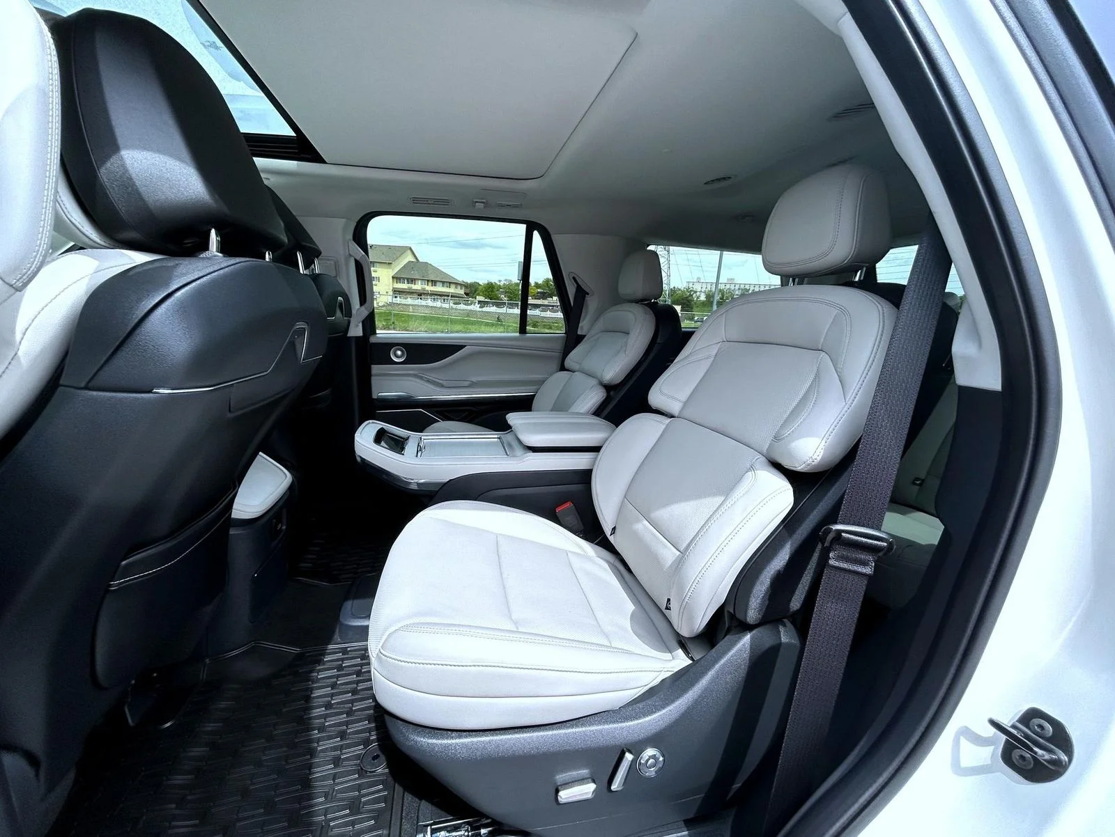 Used 2025 White Lincoln Reserve image 20