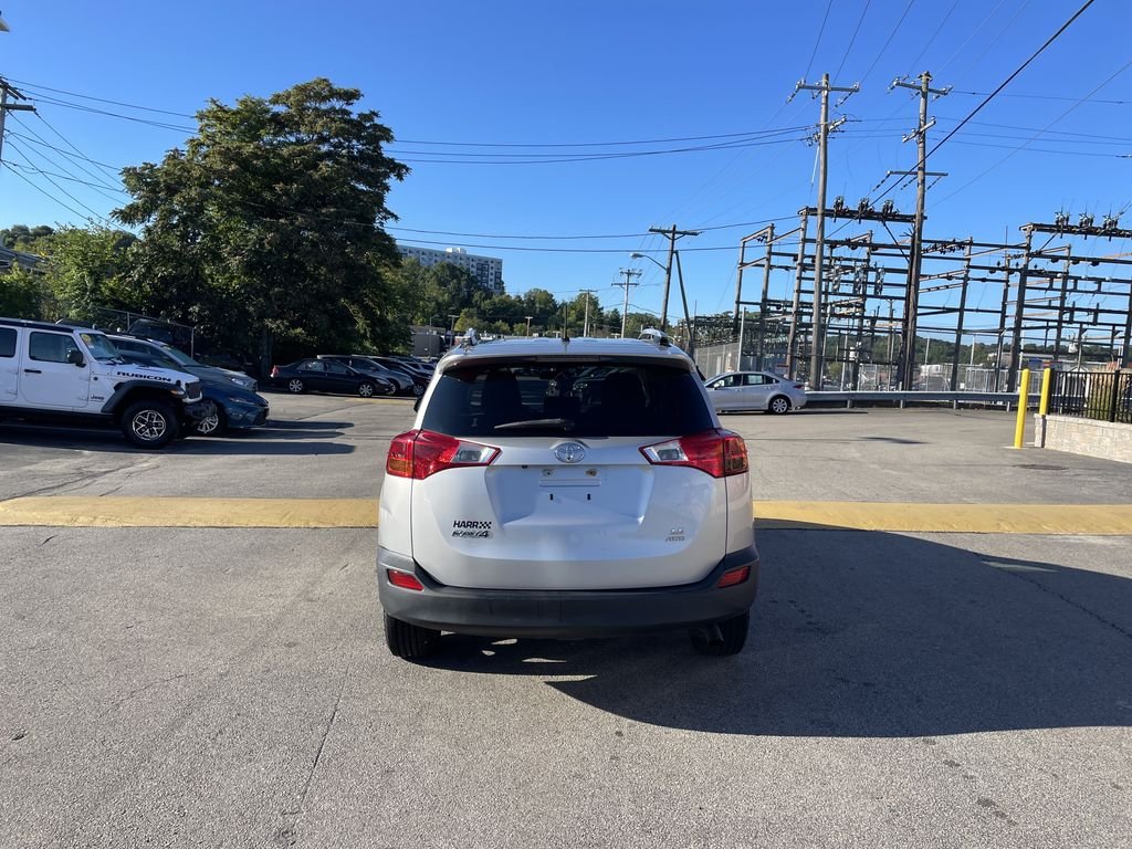 Used 2015 Silver Toyota LE image 4