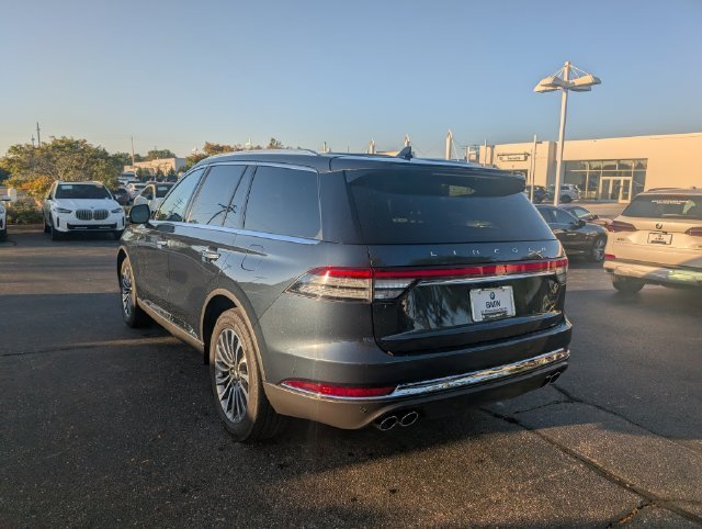 Used 2022 Blue Metallic Lincoln Reserve image 2