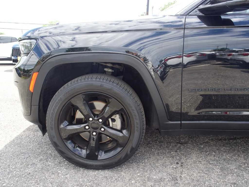 Certified Used 2022 Black Jeep Limited 4x4 image 10