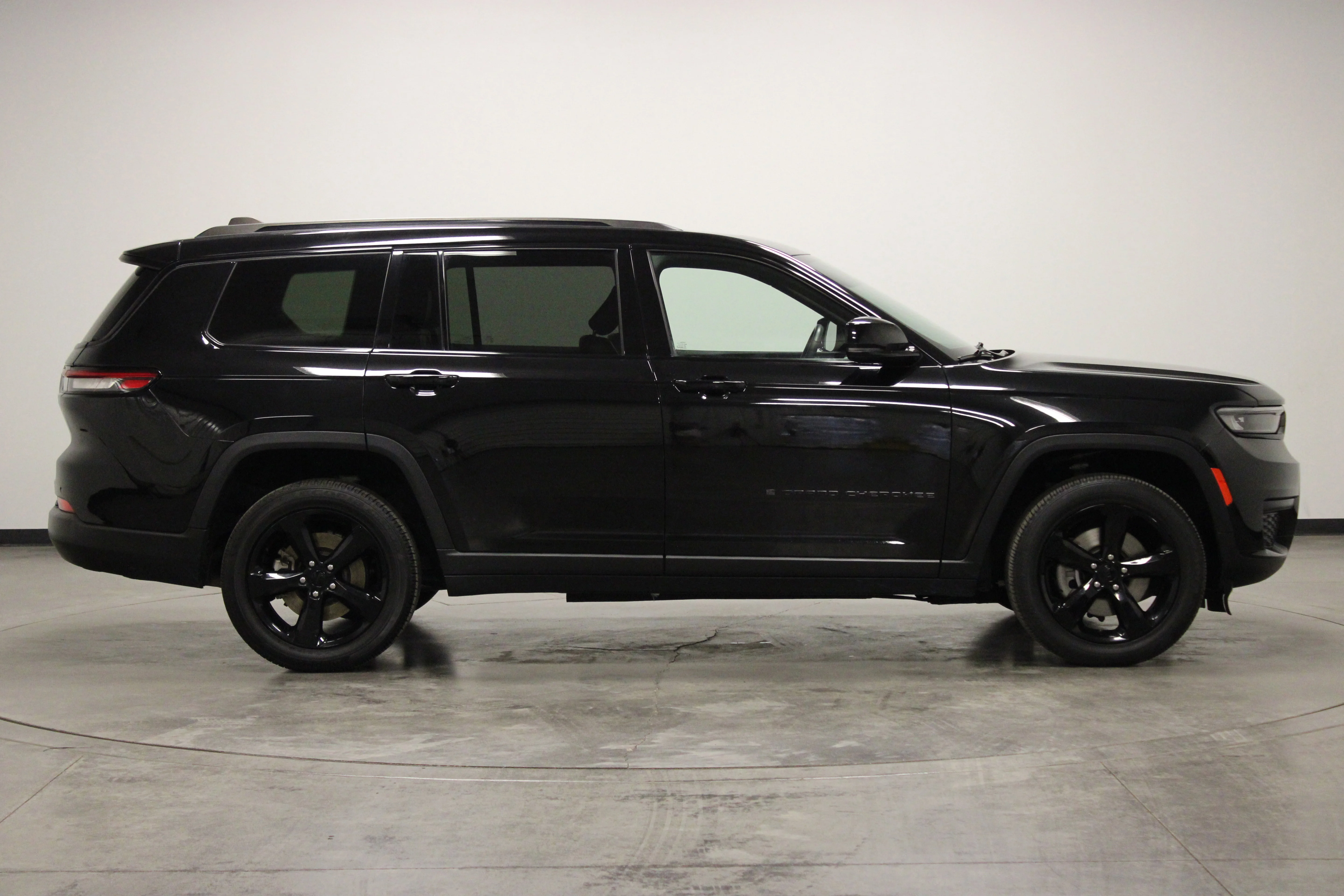 Used 2023 Diamond Black Crystal Pearlcoat Jeep Altitude image 9