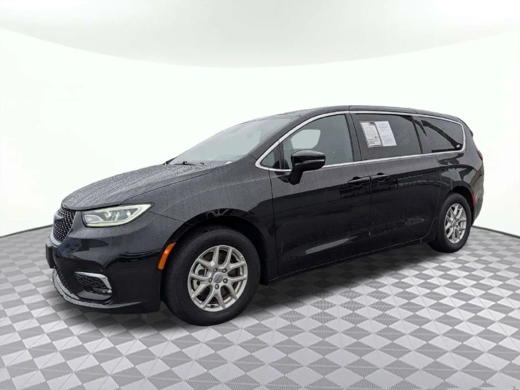 Certified Used 2025 Diamond Black Chrysler Select image 6