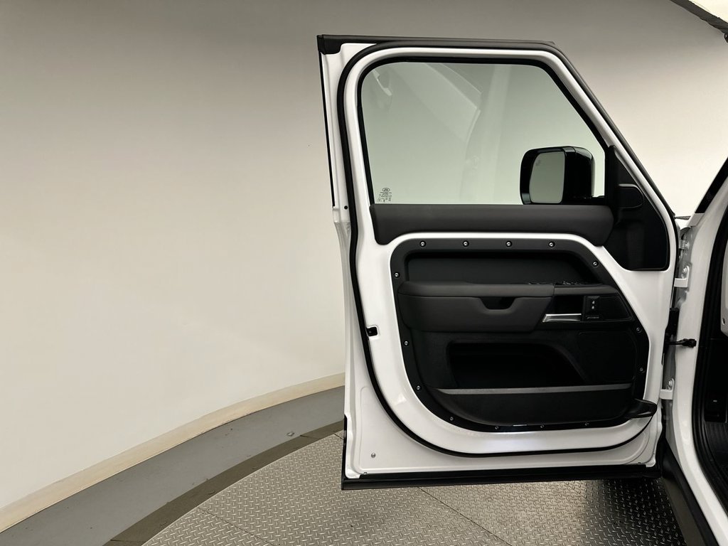 Used 2025 Fuji White Land Rover S image 8