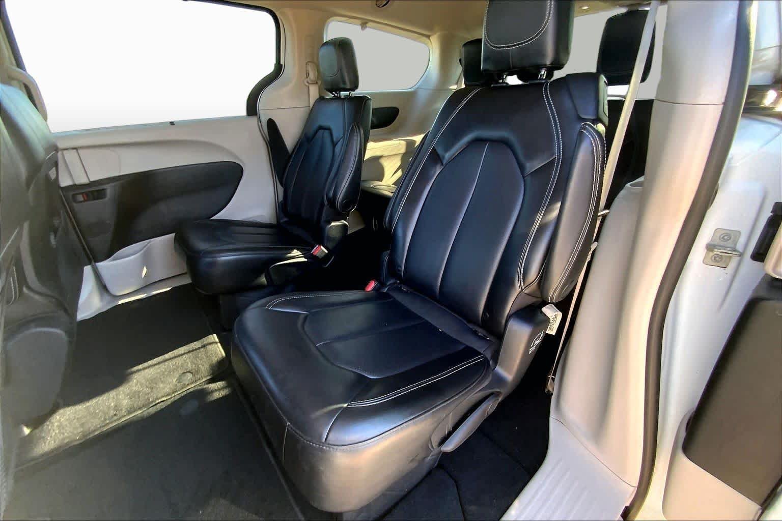 Used 2023 Bright White Clearcoat Chrysler Touring L image 21