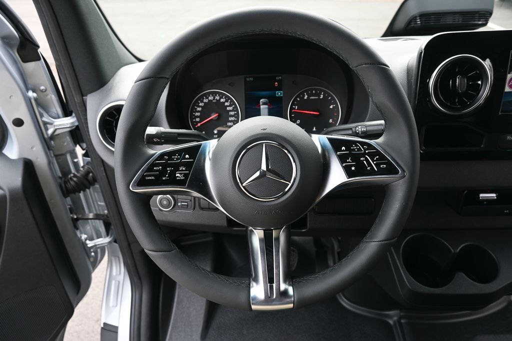 Used 2026 High-tech silver metallic Mercedes-Benz Cargo 170 WB image 2