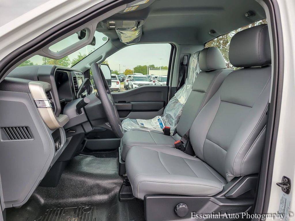 New 2025 Oxford White Ford F-450® XL image 10