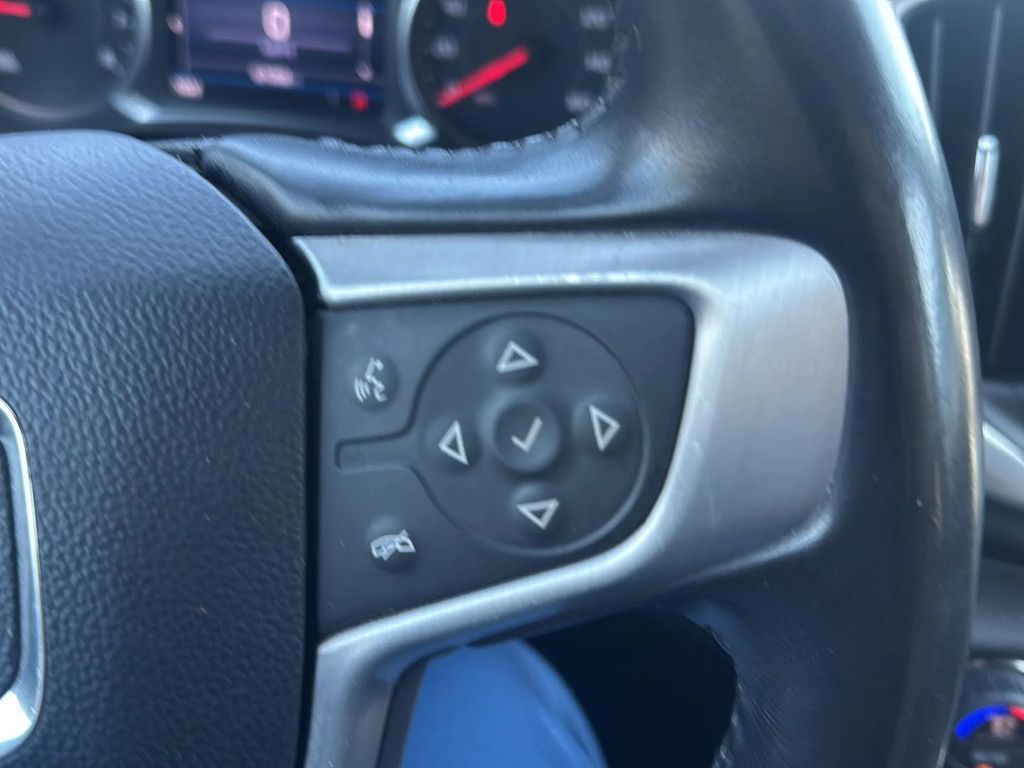 Used 2020 Smokey Quartz Metallic GMC SLE image 13