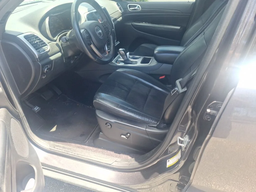 Used 2018 Gray Jeep Laredo E image 4