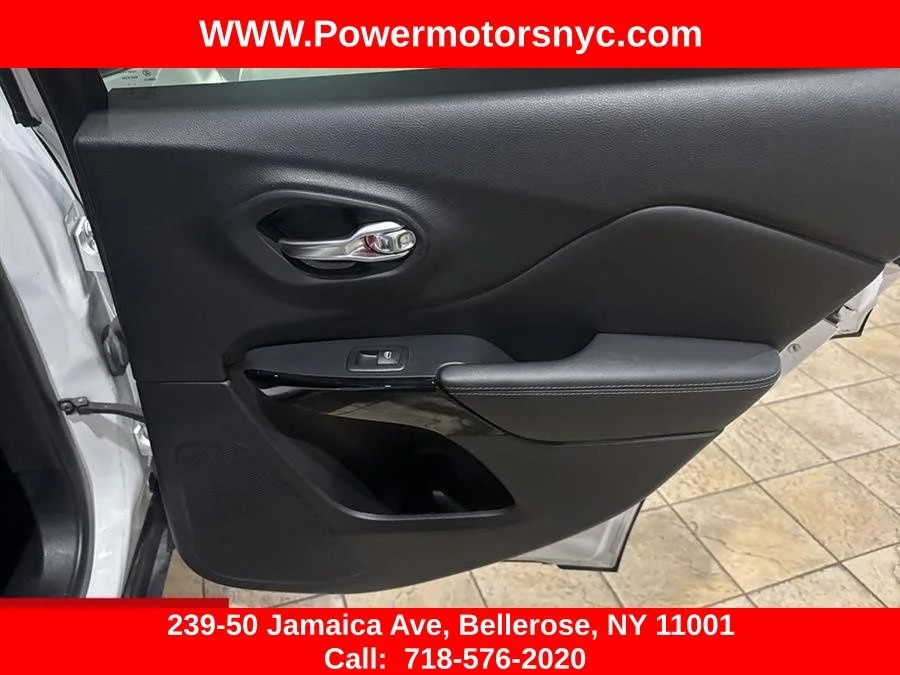 Used 2023 White Jeep Altitude image 17