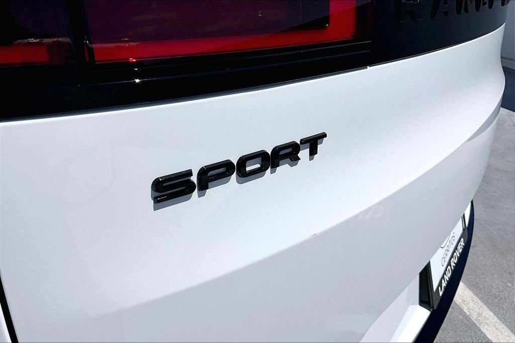 New 2026 FUJI WHITE Land Rover Dynamic SE image 9