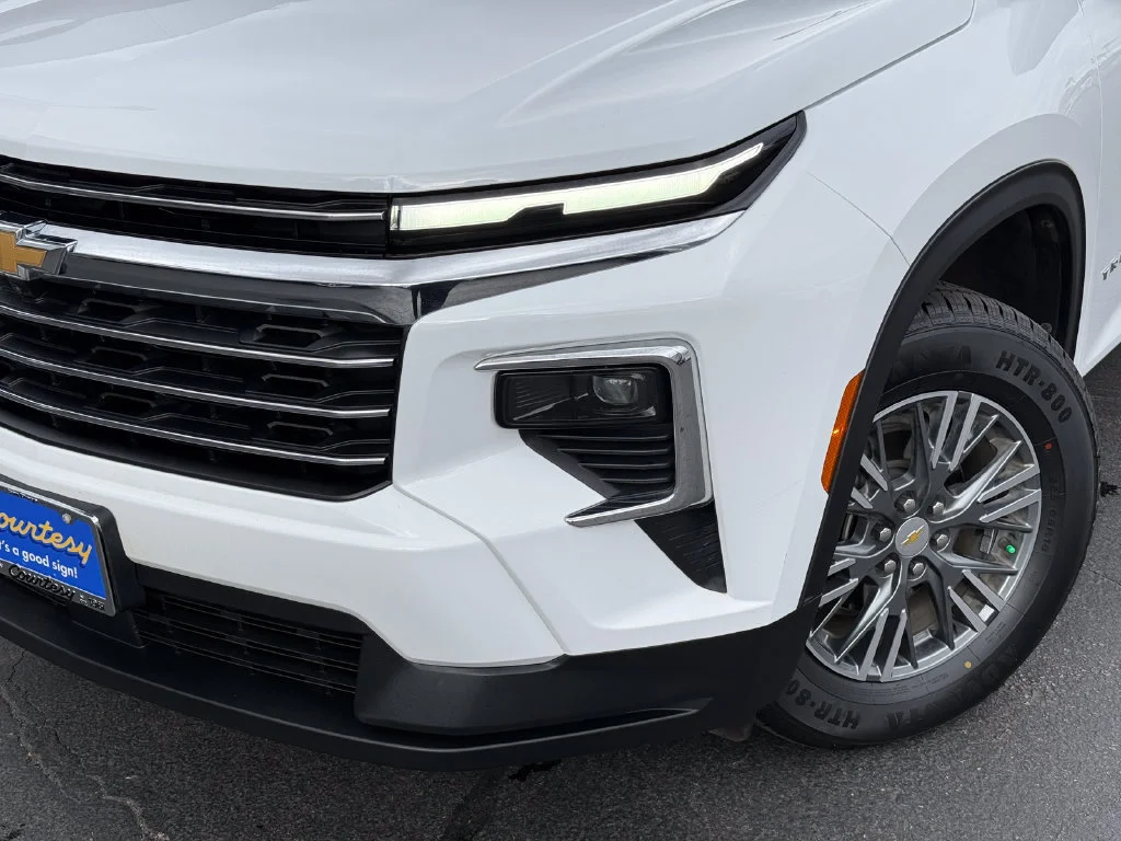 Used 2024 Summit White Chevrolet LT image 3