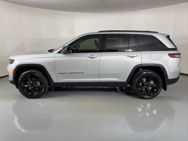 New 2025 Silver Zynith Exterior Paint Jeep Altitude X image 5