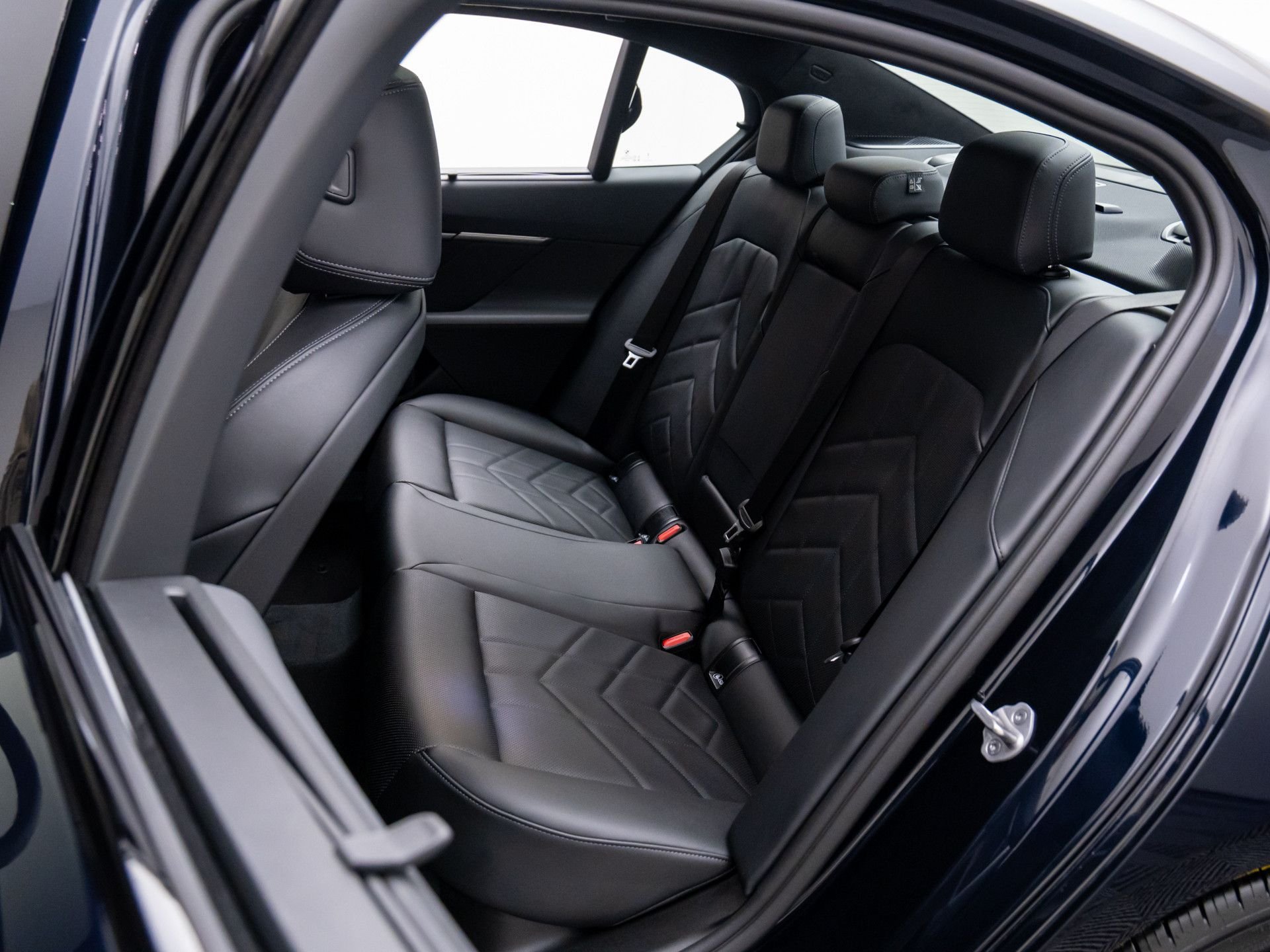 New 2026 Carbon Black Metallic BMW 530i xDrive image 17
