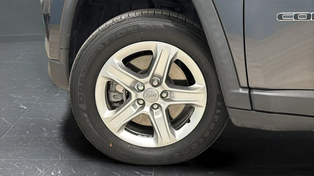 Used 2023 Crystal Metallic Jeep Latitude image 35