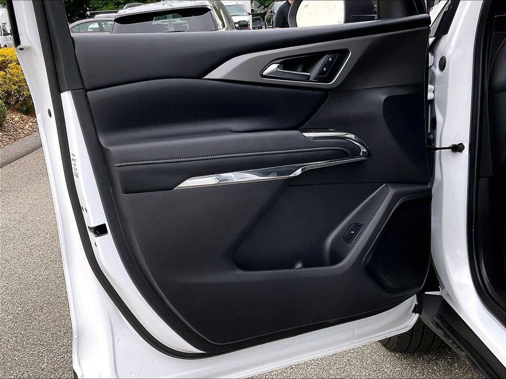 Used 2026 White Chevrolet LT image 9