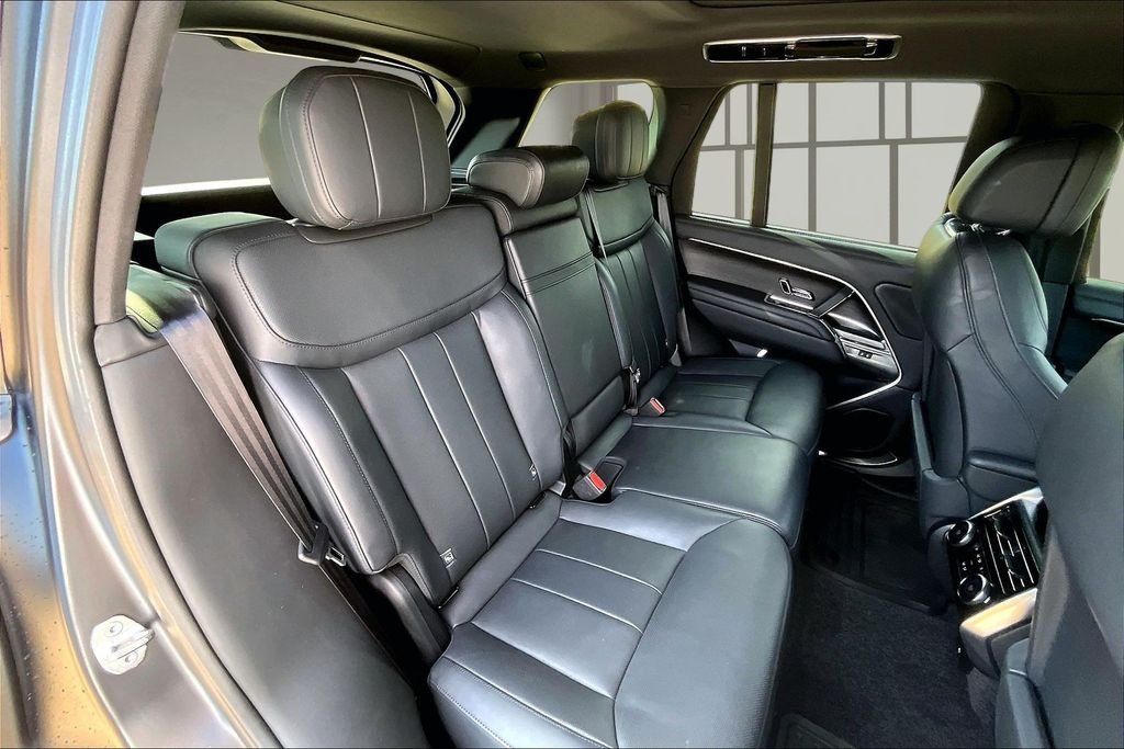 Used 2023  Land Rover SE image 27