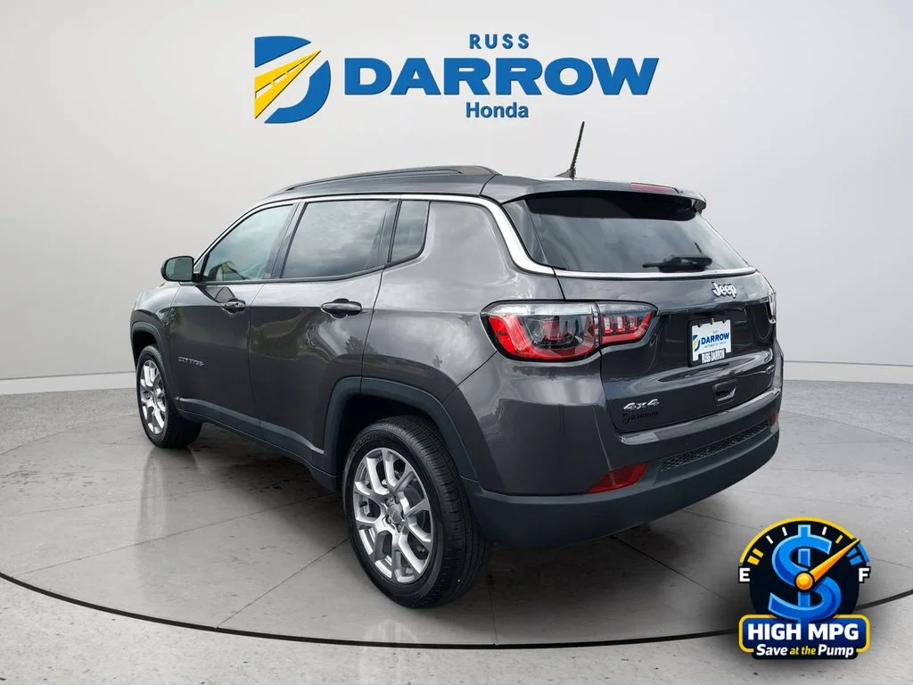Used 2022 Gray Jeep Latitude Lux image 3