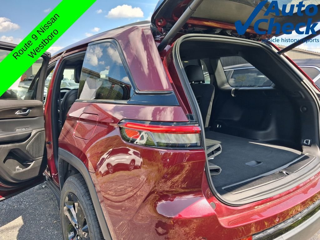 Used 2023 Red Jeep Altitude X image 11