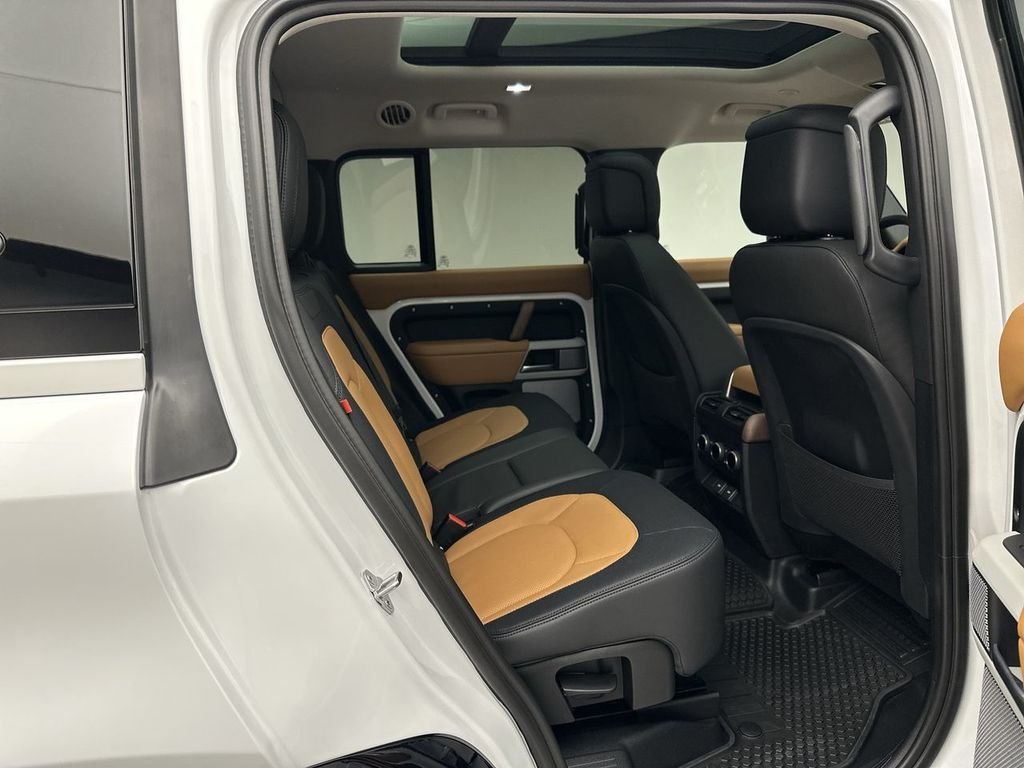 Used 2024 Fuji White Land Rover X-Dynamic SE image 12