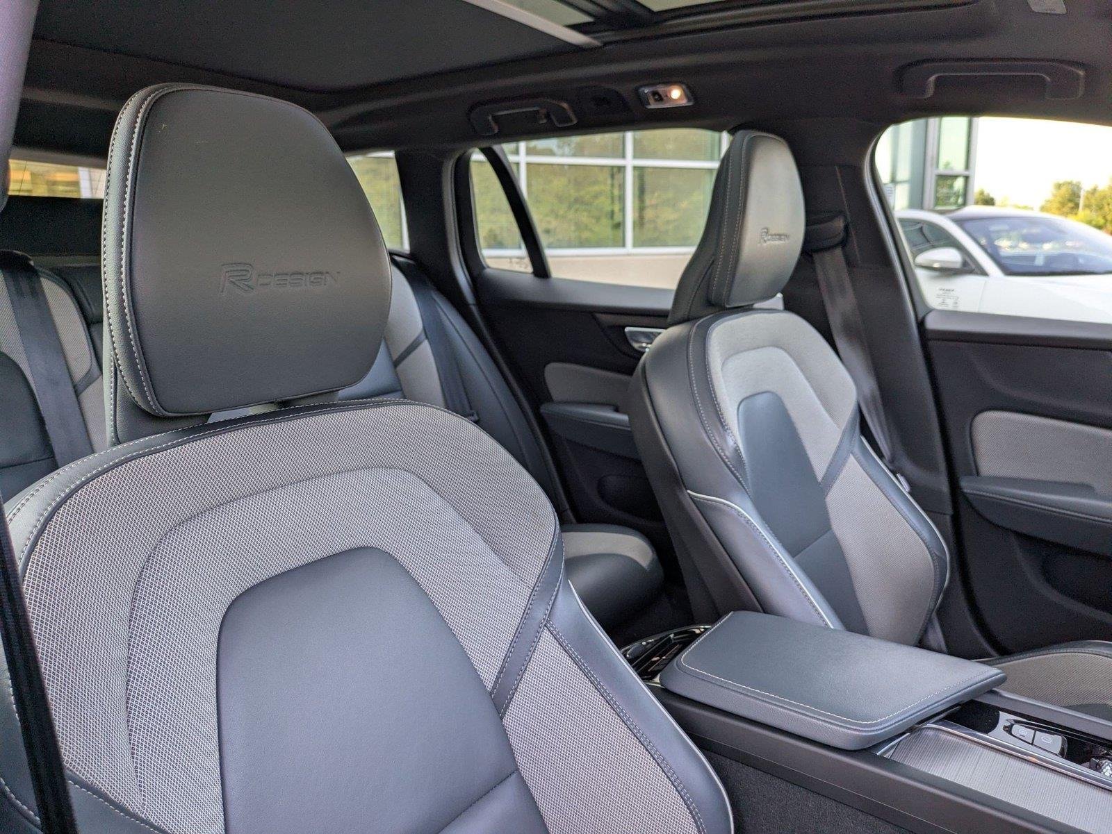 Used 2020 Pebble Grey Metallic Volvo R-Design image 30