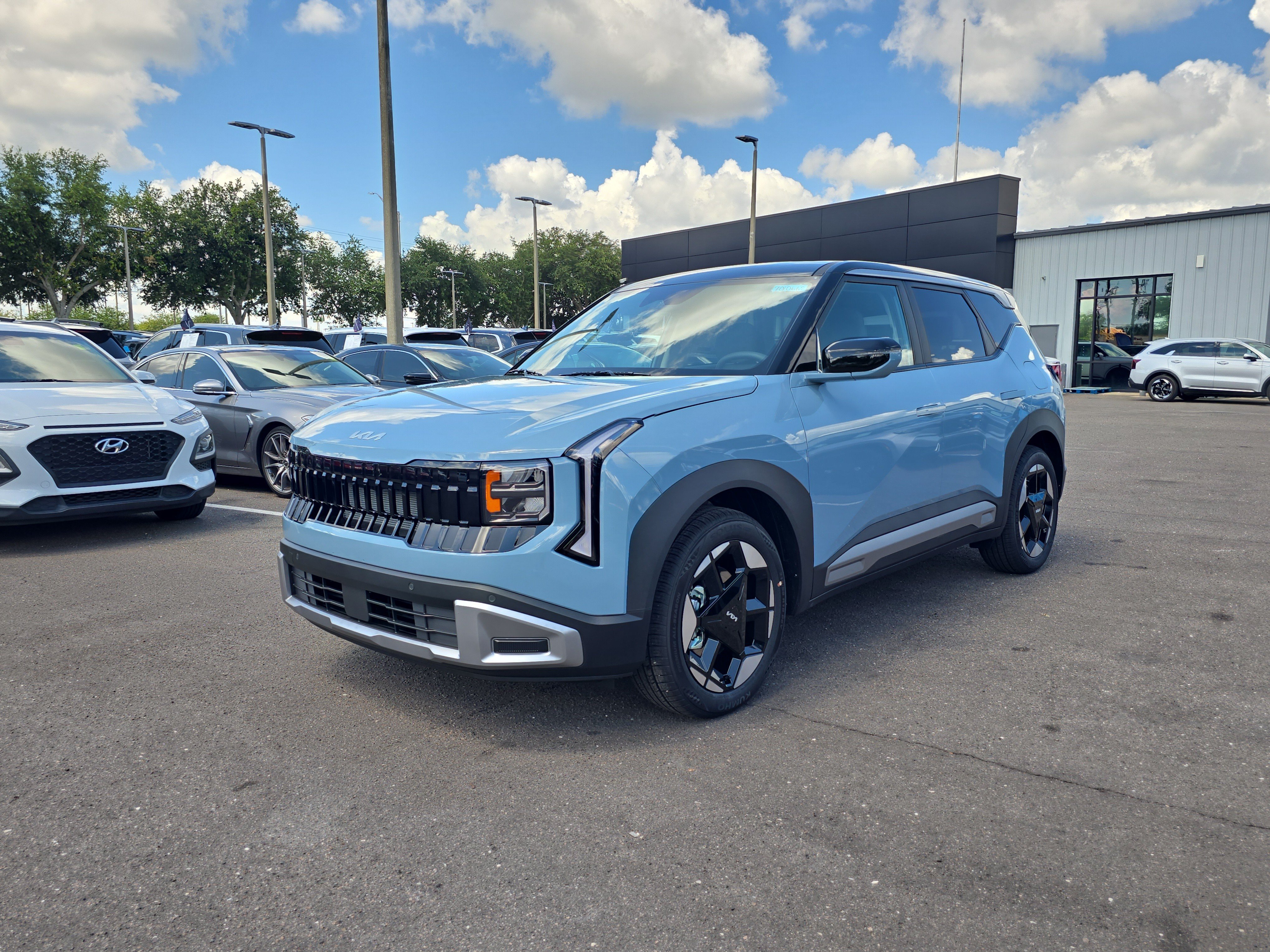 New 2027 Frost Blue / Black Roof Kia S image 4