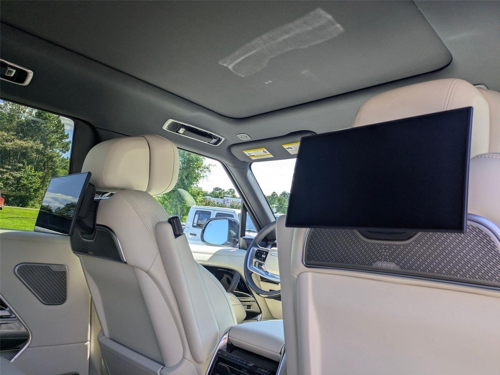 New 2026 Ostuni Pearl White Land Rover Autobiography image 32