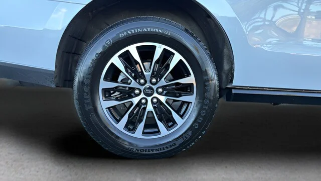 Used 2025 Silver Metallic Ford Platinum image 29