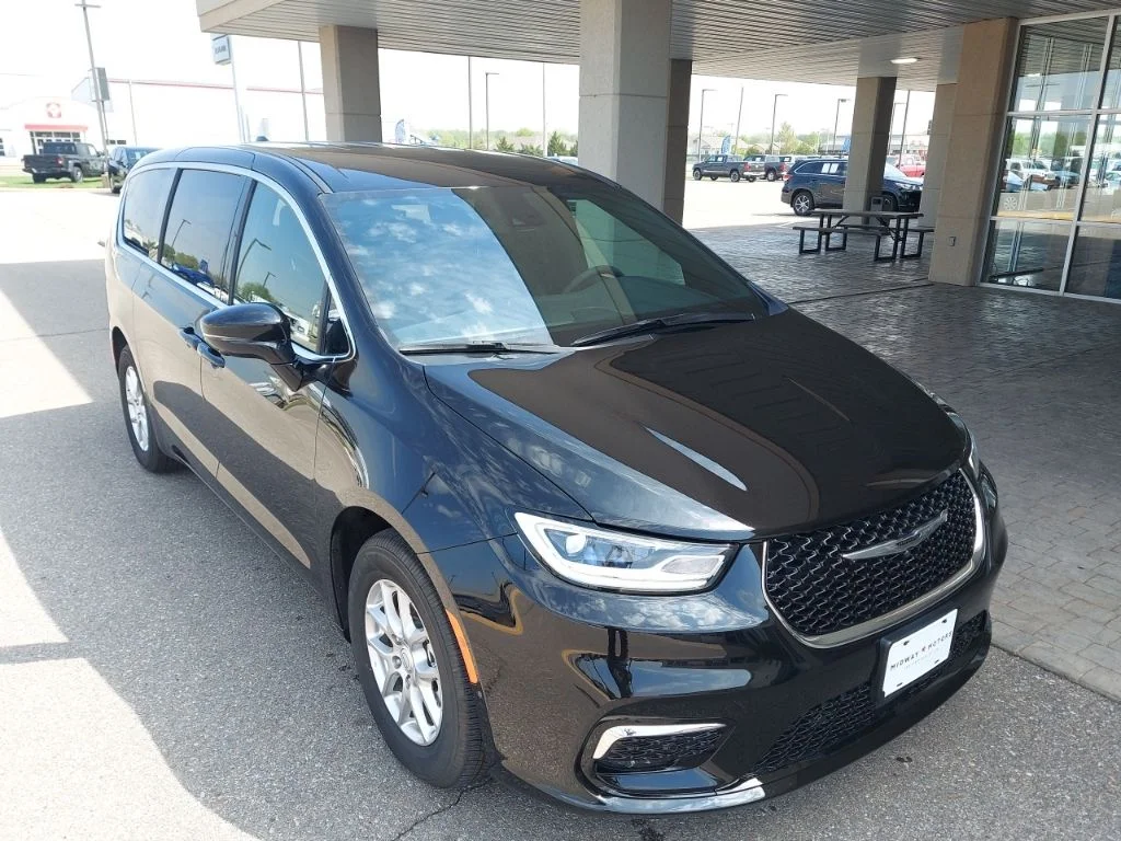 2026 Chrysler Pacifica Select's photo