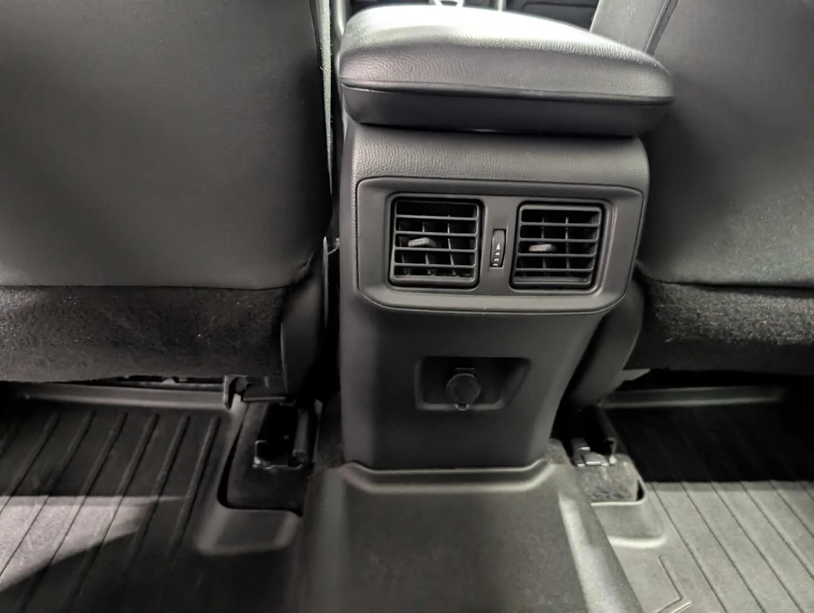 Used 2022 White Toyota LE image 20