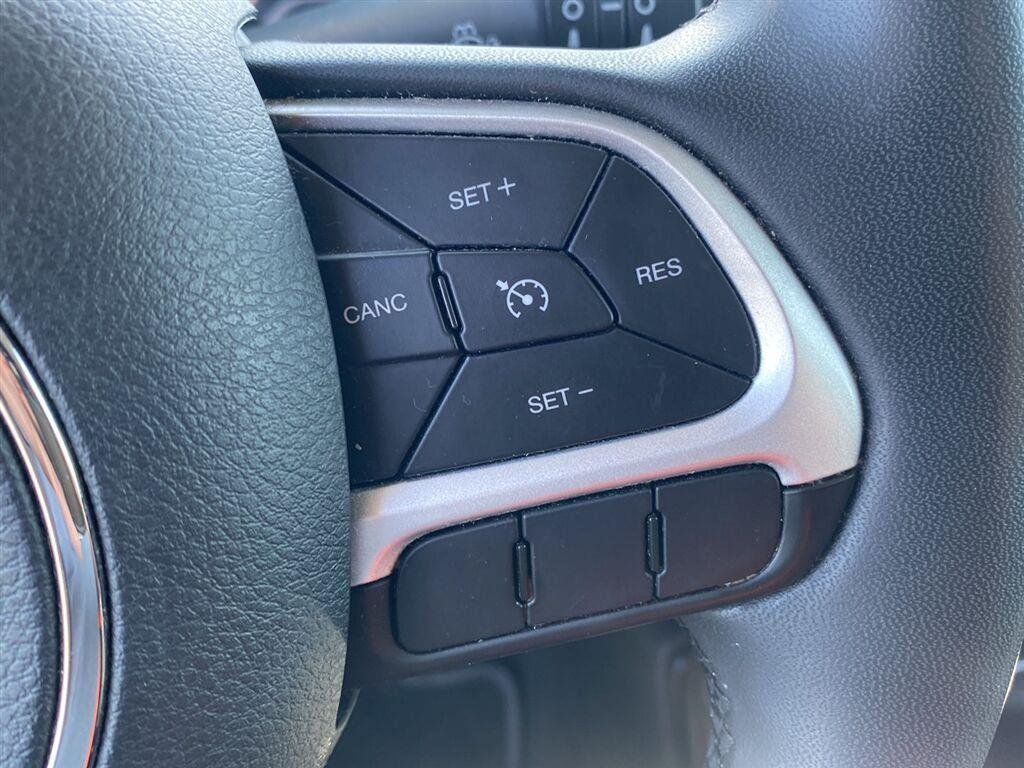 Used 2021 Glacier Metallic Clearcoat Jeep Latitude image 18