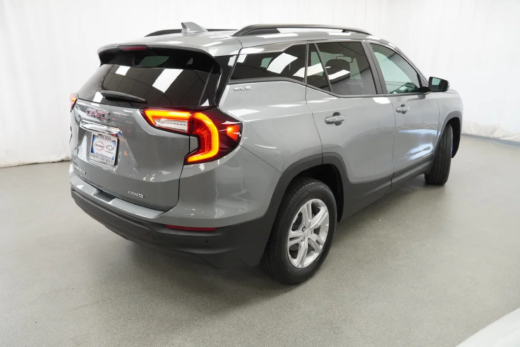 Used 2024 Sterling Metallic GMC SLE image 6