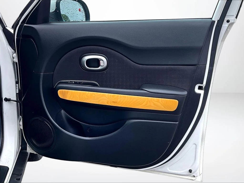Used 2016 White Kia Base image 25