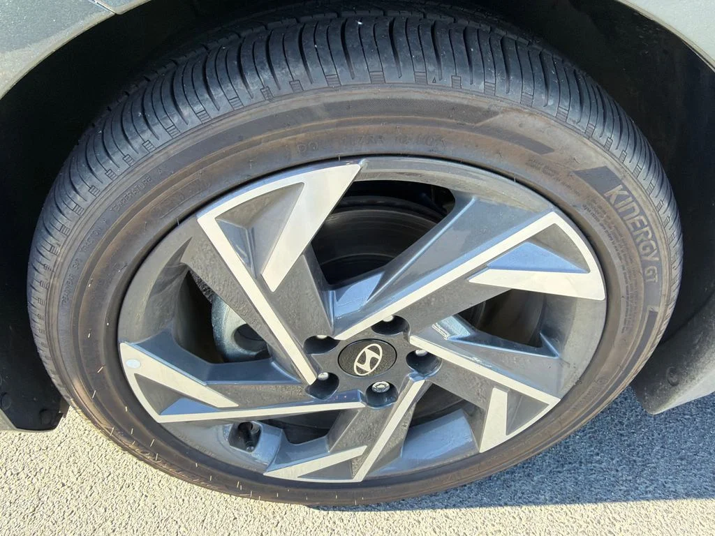 Used 2025 Gray Hyundai SEL Sport image 11