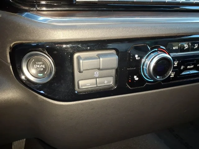 Used 2025 Onyx Black GMC SLT image 25