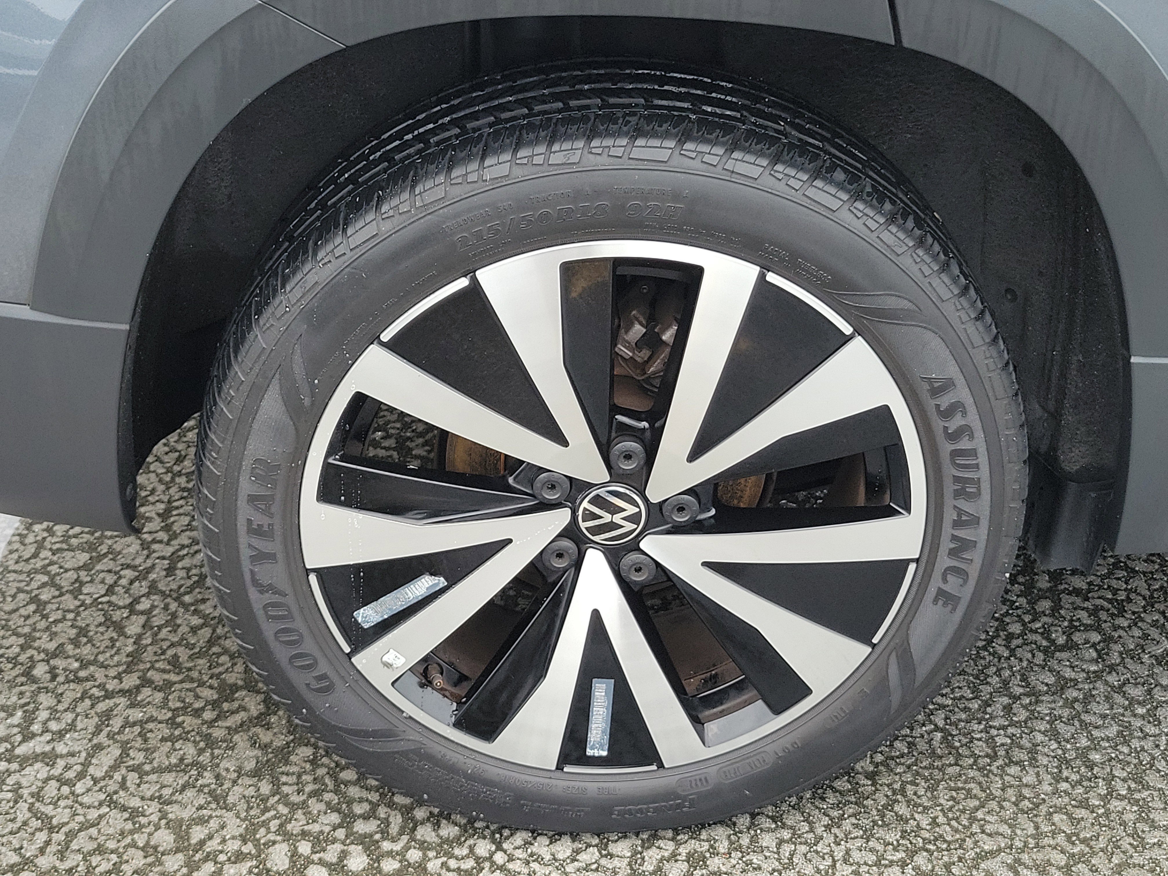 Used 2023 Platinum Gray Metallic Volkswagen SE image 7