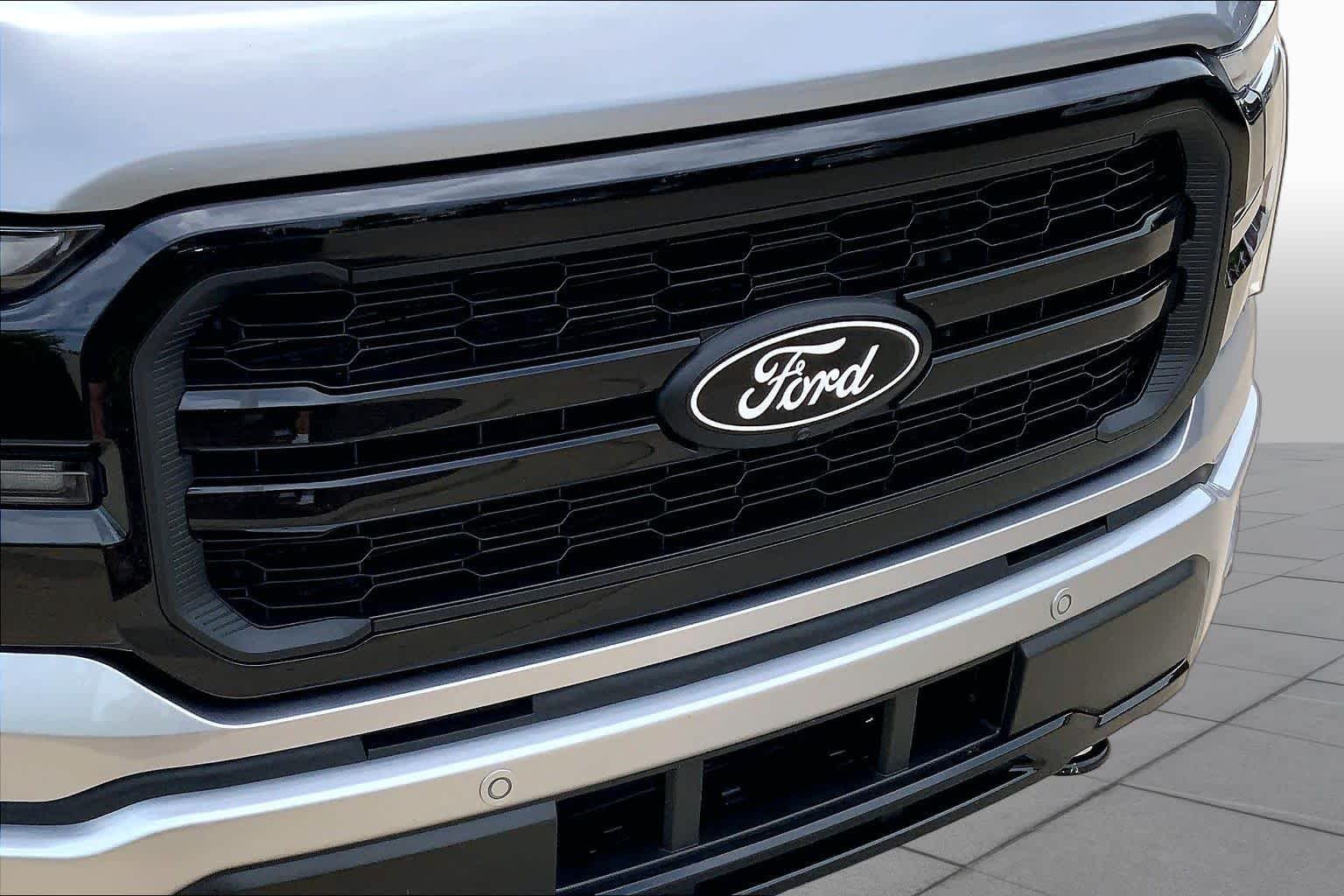 Used 2024 Iconic Silver Metallic Ford LARIAT image 28