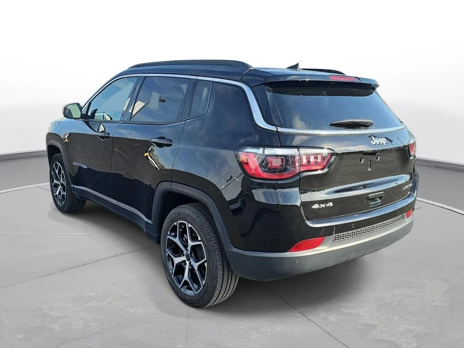 Used 2025 Diamond Black Jeep Limited image 7