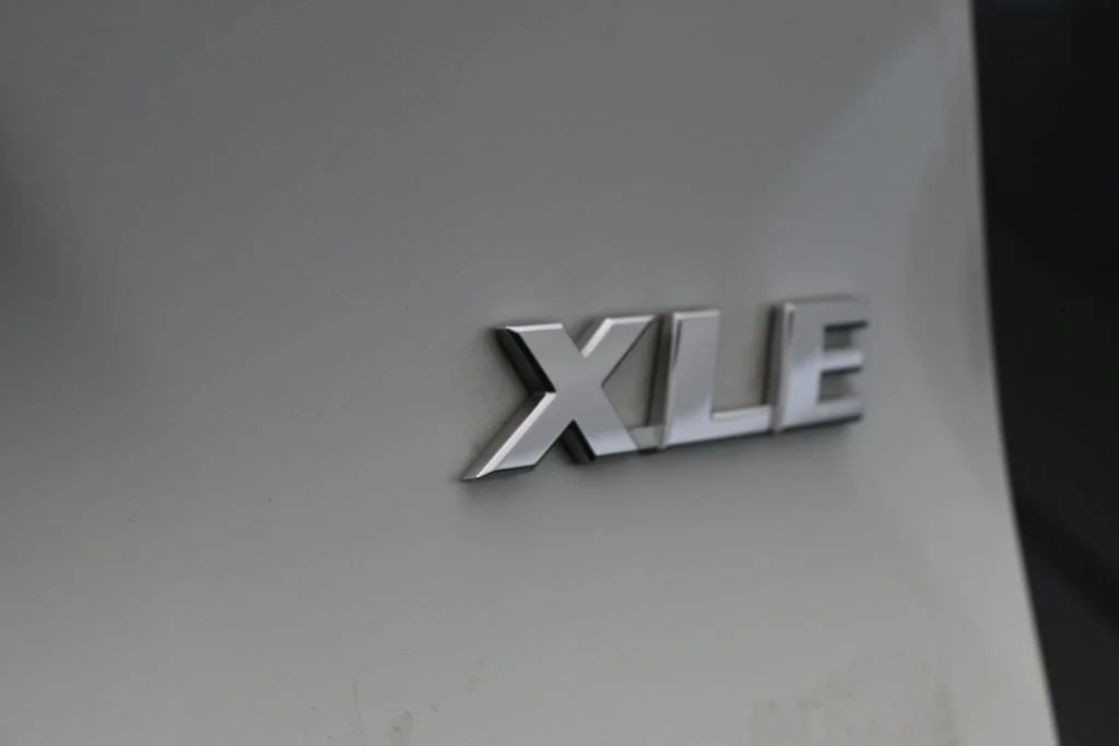 Used 2025 White Toyota XLE Premium image 33