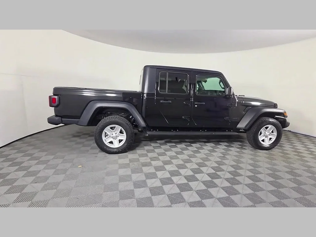 Used 2020 Black Clearcoat Jeep Sport S image 39