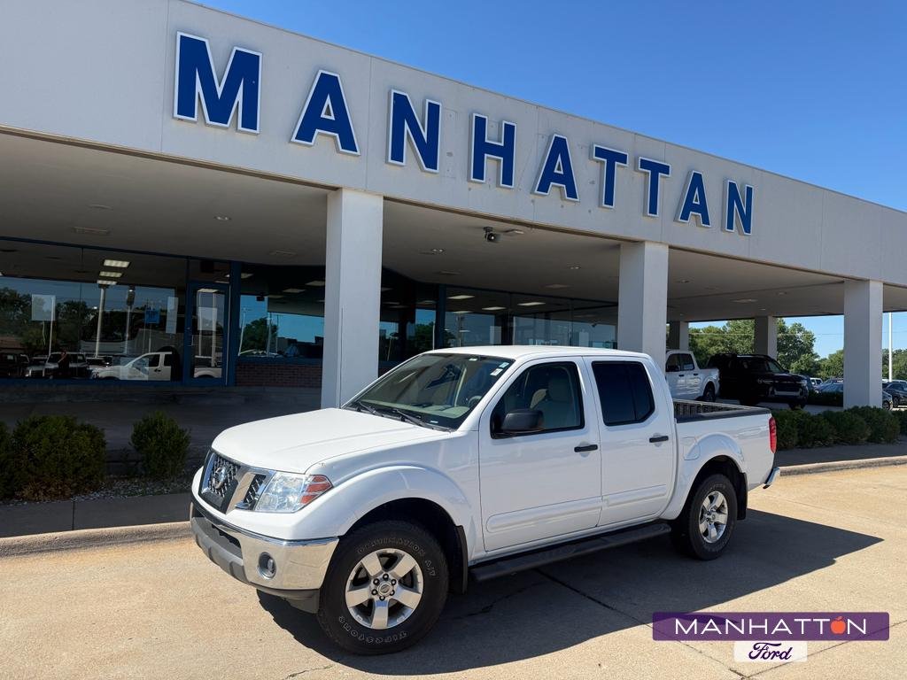 Used 2010 Avalanche Nissan SE image 1
