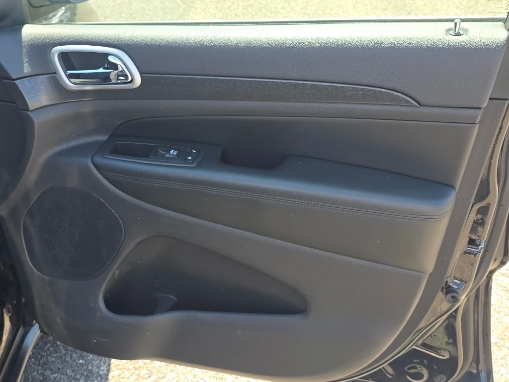 Used 2018 Diamond Black Crystal Pearlcoat Jeep Laredo E image 20