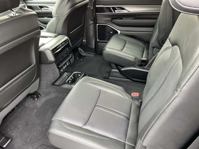 New 2026 Baltic-Gray Metallic Clear-Coat Exterior Paint Jeep Limited Altitude image 17