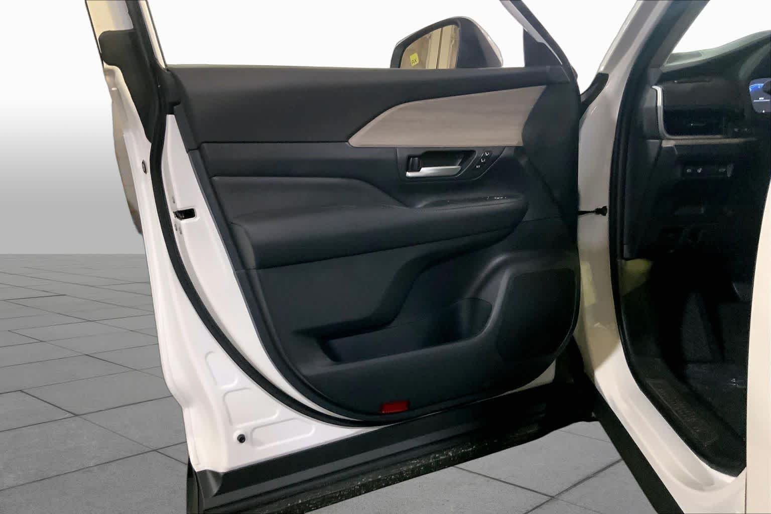 New 2026 Wind Chill Pearl Toyota Platinum image 10
