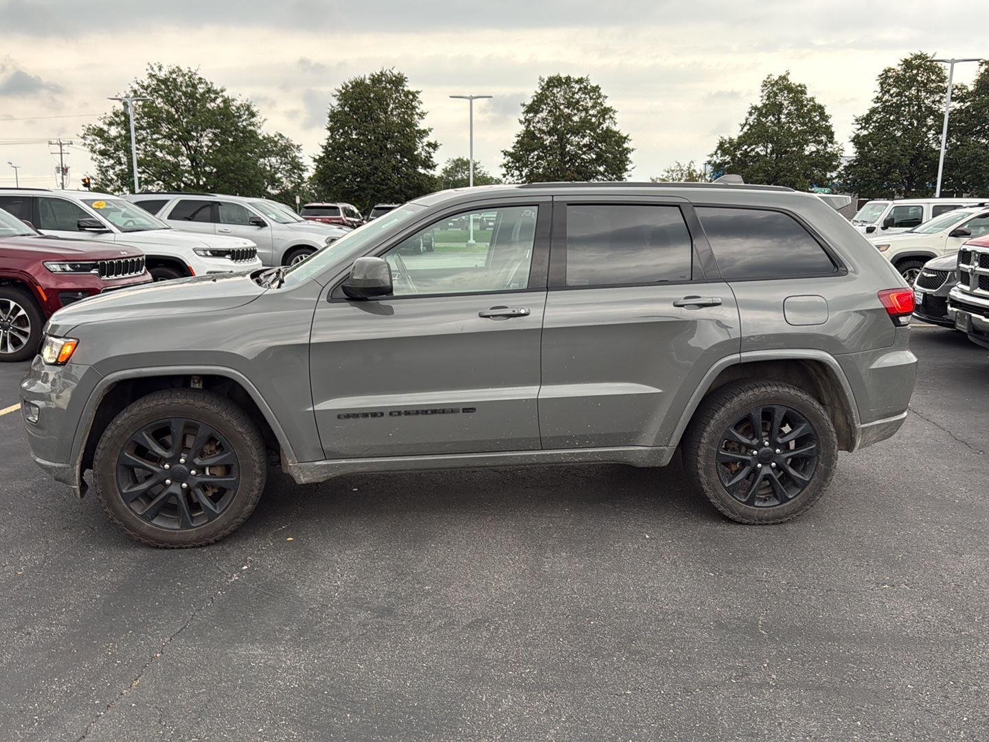 Used 2022 Sting-Gray Clearcoat Jeep Laredo X image 5