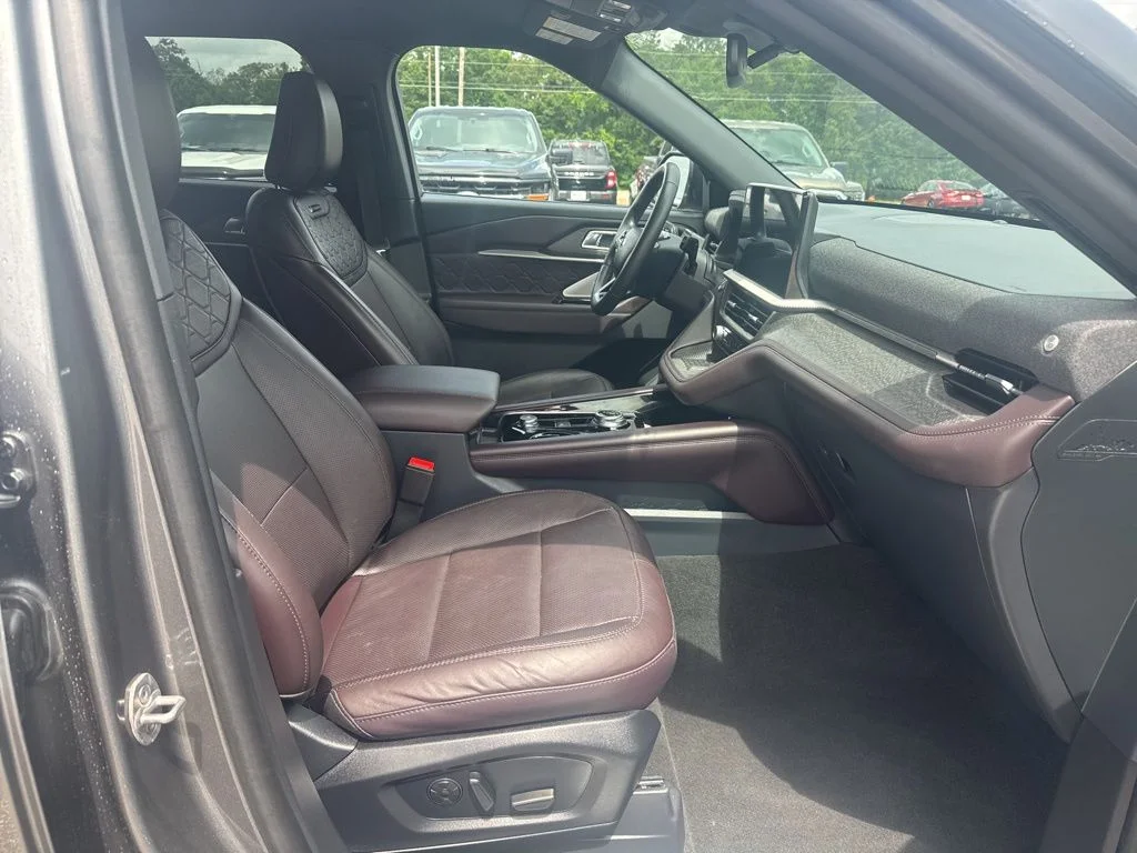 Used 2025 Gray Ford Platinum image 9